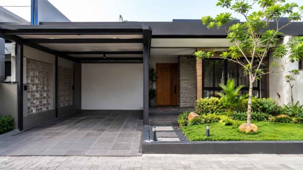 taman depan rumah dengan parkiran dan taman kecil